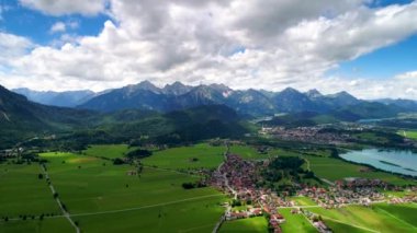 Forggensee ve Schwangau 'dan Panorama, Almanya, Bavyera. Hava FPV İHA uçuşları.