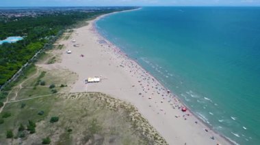 İtalya, Adriyatik Denizi sahili. Venedik yakınlarındaki denizde dinlen. Hava FPV İHA uçuşları.