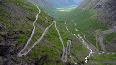 Norveç 'te Trollstigen ya da Trollstigveien Dönek Dağ Yolunu Troller.