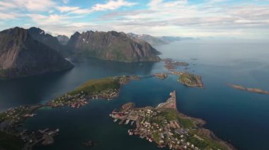 Nordland, Norveç 'teki Panorama Lofoten adaları. Dramatik dağlar ve tepeler, açık deniz ve korunaklı körfezler, plajlar ve el değmemiş topraklarla kendine özgü bir manzarası var..