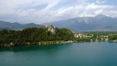 Slovenya - Aerial view tatil beldesi Bled Gölü. FPV insansız hava aracı fotoğrafçılığı. Slovenya Güzel Doğa Şatosu.