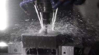 Metal işleten CNC değirmen makinesi. Metal modern işleme teknolojisi kesiliyor. Yavaş çekim 120 fps