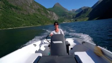 Motorlu tekne süren bir kadın. Geiranger fijord, Güzel Doğa Norveç. Yaz tatili..