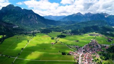 Forggensee ve Schwangau 'dan Panorama, Almanya, Bavyera. Hava FPV İHA uçuşları.
