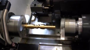Metal işleten CNC değirmen makinesi. Metal modern işleme teknolojisi kesiliyor.