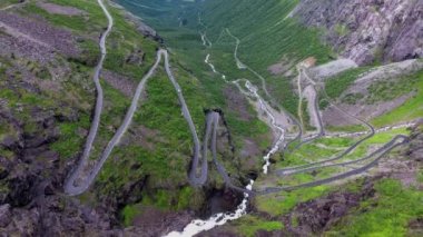 Trol Yolu Trollstigen veya Norveç 'teki Trol stigveien kıvrımlı dağ yolu. Hava görüntüleri