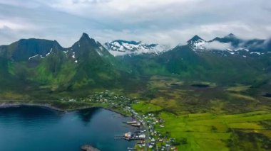 Mefjordvar, Senja adası. Güzel Doğa Norveç Doğal Arazi.