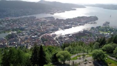 Bergen, Norveç 'in batı kıyısında Hordaland iline bağlı bir şehirdir. Bergen, Norveç 'in en büyük ikinci şehridir. Kuş uçuşu yüksekliğinden manzara. Hava FPV İHA uçuşları.