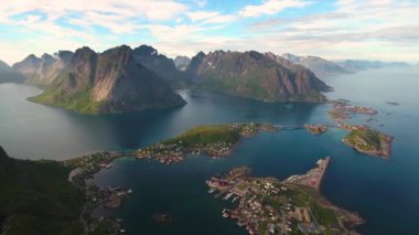 Lofoten Adaları Norveç 'in Nordland eyaletinde yer alan bir takımadalardır. Dramatik dağlar ve tepeler, açık deniz ve korunaklı körfezler, plajlar ve el değmemiş topraklarla kendine özgü bir manzarası var..