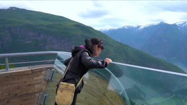 Stegastein gözcü güvertesi gözlem noktası. Flam Güzel Doğa Norveç Sognefjorden veya Sognefjorden.