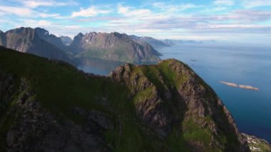 Lofoten Adaları Norveç 'in Nordland eyaletinde yer alan bir takımadalardır. Dramatik dağlar ve tepeler, açık deniz ve korunaklı körfezler, plajlar ve el değmemiş topraklarla kendine özgü bir manzarası var..