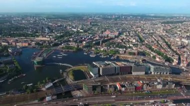 Amsterdam, Hollanda üzerindeki şehir hava manzarası. Kuşun uçuşundan görüntü