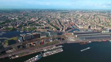 Amsterdam, Hollanda üzerindeki şehir hava manzarası. Kuşun uçuşundan görüntü