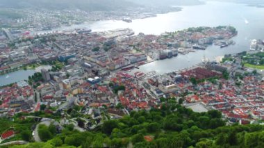 Bergen, Norveç 'in batı kıyısında Hordaland iline bağlı bir şehirdir. Bergen, Norveç 'in en büyük ikinci şehridir. Kuş uçuşu yüksekliğinden manzara. Hava FPV İHA uçuşları.