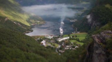 Tilt shift lensi - Geiranger fiyortu, Güzel Doğa Norveç. Storfjorden (Büyük Fiyort) 'un bir kolu olan Sunnylvsfjorden' den 15 km (9.3 mi) uzunluğunda bir daldır.).