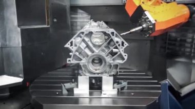 Metal işleten CNC değirmen makinesi. Metal modern işleme teknolojisi kesiliyor.