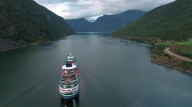 Yolcu gemisi, yolcu gemileri Sognefjord ya da Sognefjorden 'da, Flam Norveç' in hava görüntüleri.