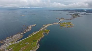 Atlantik Okyanusu Yolu veya Atlantik Yolu (Atlanterhavsveien), Norveç 'in Yüzyılın İnşaatı (Norveççe: Yüzyılın İnşaatı) olarak ödüllendirildi. Ulusal Turizm Rotası olarak sınıflandırılan yol.