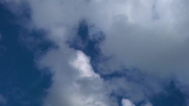 Güzel bulutlar hareket halinde