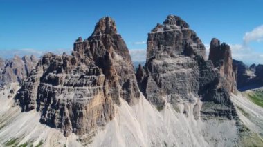 Ulusal Doğa Parkı Tre Cime Dolomites Alplerinde. İtalya 'nın güzel doğası. Gün batımında FPV İHA uçuşları