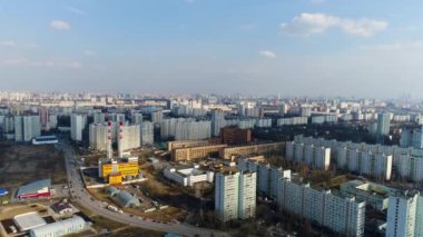 Moskova banliyösü. Kuşların uçuşu manzarası