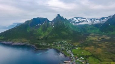 Mefjordvar, Senja adası. Güzel Doğa Norveç Doğal Arazi.