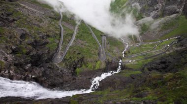Trol Yolu Trollstigen ya da Norveç 'teki Trol stigveien kıvrılan dağ yolu.
