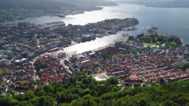 Bergen, Norveç 'in batı kıyısında Hordaland iline bağlı bir şehirdir. Bergen, Norveç 'in en büyük ikinci şehridir. Kuş uçuşu yüksekliğinden manzara. Hava FPV İHA uçuşları.