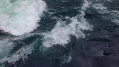 Dağ nehri suyu ve yavaş çekim yakın çekim. Norveç Güzel Doğa.