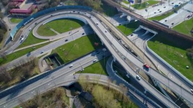 Otoyol kavşağının havadan görüntüsü. 4K (ultra yüksek çözünürlüklü (UHD)))