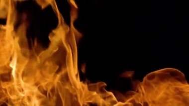 Ağır çekimde siyah arkaplanda ateş alevleri