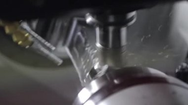 Metal işleten CNC değirmen makinesi. Metal modern işleme teknolojisi kesiliyor.