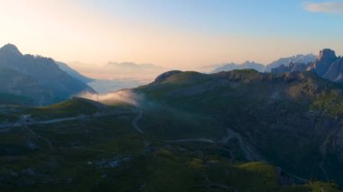 Ulusal Doğa Parkı Tre Cime Dolomites Alplerinde. İtalya 'nın güzel doğası. Gün batımında FPV İHA uçuşları