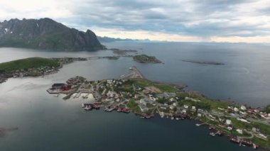 Lofoten Adaları Norveç 'in Nordland eyaletinde yer alan bir takımadalardır. Dramatik dağlar ve tepeler, açık deniz ve korunaklı körfezler, plajlar ve el değmemiş topraklarla kendine özgü bir manzarası var..