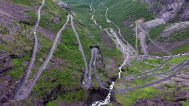 Trol Yolu Trollstigen veya Norveç 'teki Trol stigveien kıvrımlı dağ yolu. Hava görüntüleri