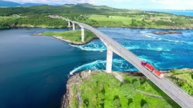 Saltstraumen, Nordland, Norveç Hava girdap jakuziler güzel doğa görüntüleyin. Saltstraumen dünyanın en güçlü gelgit akımları biri ile küçük bir Boğazı alır.
