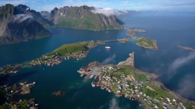 Lofoten bir adalar ilçe Nordland, Norveç içinde olduğunu. Dramatik dağlar ve tepeler, açık deniz ve korunaklı koyları, plajları ve bakir topraklar ile ayırt edici bir sahne için bilinen.