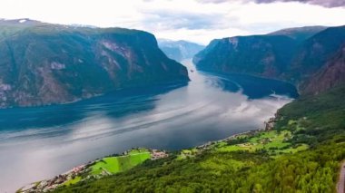 Stegastein Gözcü Güzel Doğa Norveç hava manzarası. Sognefjord veya Sognefjorden, Norveç Flam