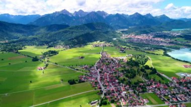 Forggensee ve Schwangau 'dan Panorama, Almanya, Bavyera. Hava FPV İHA uçuşları.