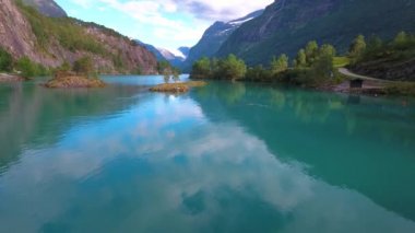 Güzel Doğa Norveç doğal manzarası. Lovatnet Gölü 'nün hava görüntüleri..