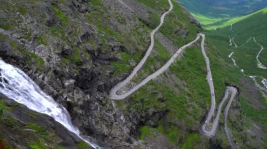 Trol Yolu Trollstigen ya da Norveç 'teki Trol stigveien kıvrılan dağ yolu.