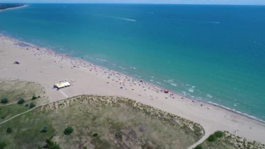 İtalya, Adriyatik Denizi sahili. Venedik yakınlarındaki denizde dinlen. Hava FPV İHA uçuşları.