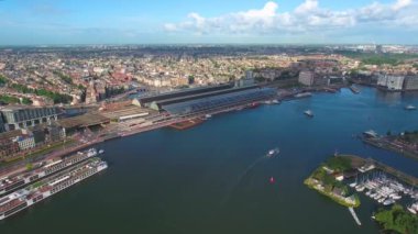 Amsterdam, Hollanda üzerindeki şehir hava manzarası. Kuşun uçuşundan görüntü