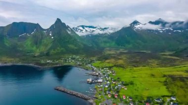 Mefjordvar, Senja adası. Güzel Doğa Norveç Doğal Arazi.