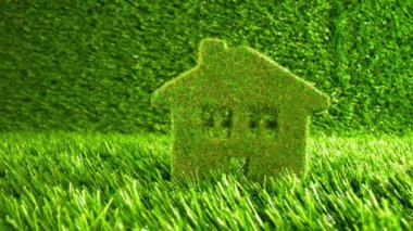 Yeşil çimlerin üzerindeki küçük Eco House. Eko kavramı arkaplanı.