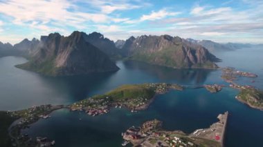 Lofoten Adaları Norveç 'in Nordland eyaletinde yer alan bir takımadalardır. Dramatik dağlar ve tepeler, açık deniz ve korunaklı körfezler, plajlar ve el değmemiş topraklarla kendine özgü bir manzarası var..