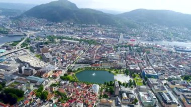 Bergen, Norveç 'in batı kıyısında Hordaland iline bağlı bir şehirdir. Bergen, Norveç 'in en büyük ikinci şehridir. Kuş uçuşu yüksekliğinden manzara. Hava FPV İHA uçuşları.