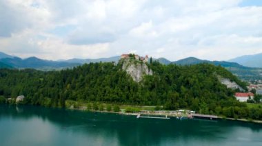 Slovenya - Aerial view tatil beldesi Bled Gölü. FPV insansız hava aracı fotoğrafçılığı. Slovenya Güzel Doğa Şatosu.