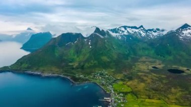 Mefjordvar, Senja adası. Güzel Doğa Norveç Doğal Arazi.