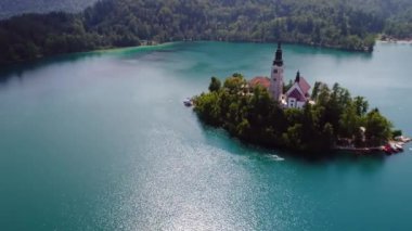 Slovenya - Aerial view tatil beldesi Bled Gölü. FPV insansız hava aracı fotoğrafçılığı. Slovenya Güzel Doğa Şatosu.